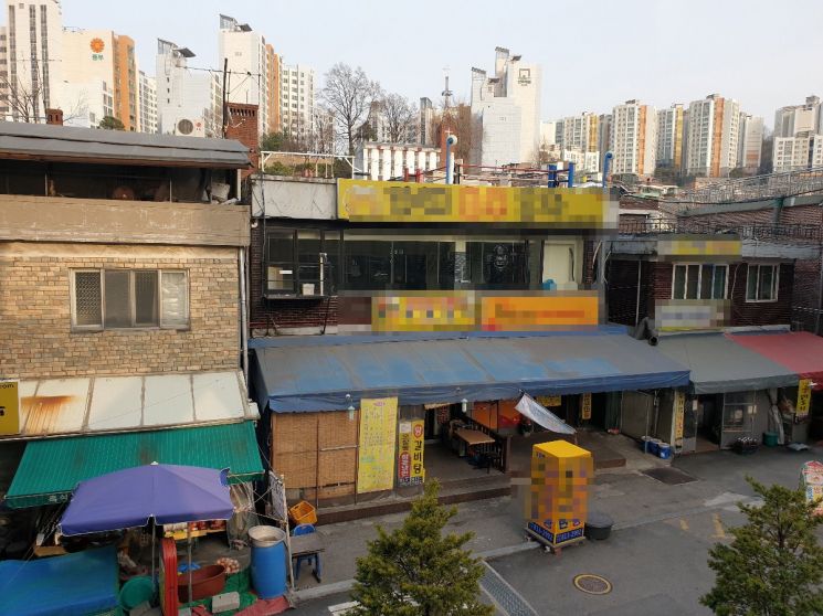 김의겸 청와대 대변인이 구입한 것으로 알려진 서울 동작구 흑석9구역 상가주택 전경 / 사진 = 이춘희 수습기자