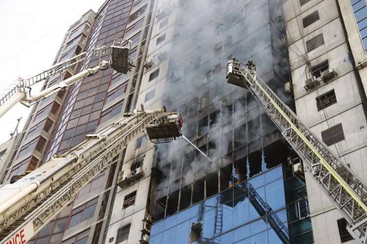 방글라데시 고층 건물 화재 사망자 수 25명으로 늘어(종합)