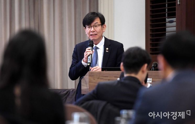 [포토] 2019년 정책방향 설명하는 김상조 위원장