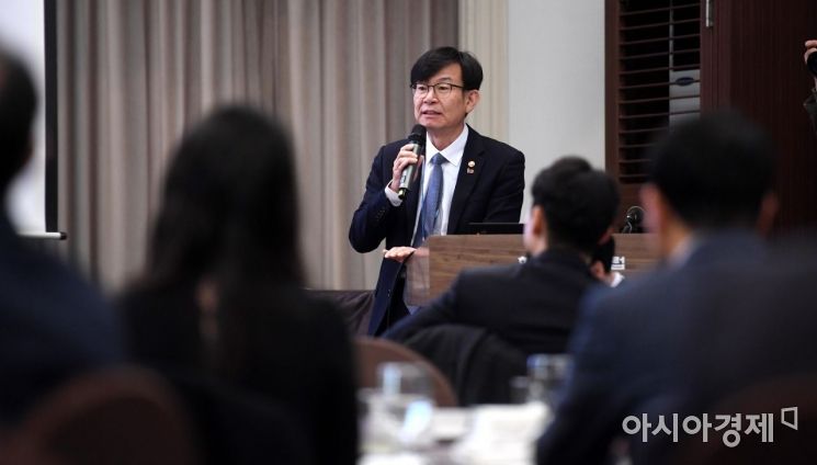 [포토] 정책방향 설명하는 김상조 위원장