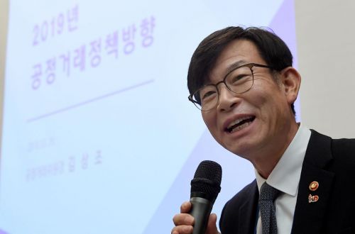 [포토] 2019 공정거래정책방향 설명하는 김상조