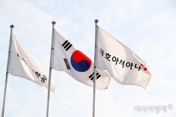 29일 주주총회가 열리고 있는 서울 강서구 아시아나항공 본관 앞에 깃발이 펄럭이고 있다. /문호남 기자 munonam@