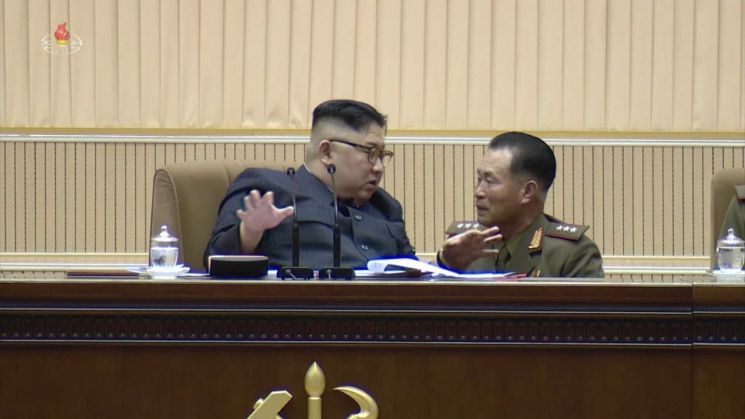 김정은 북한 국무위원장이 지난해 3월 평양에서 열린 제5차 중대장·중대정치지도원대회에서 박정천 북한군 총참모장(당시 포병국장)을 불러 무언가를 지시하고 있다.