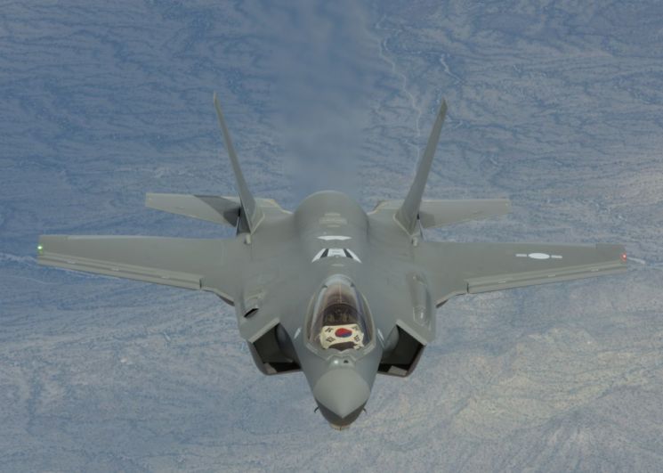 방위사업청이 'F-35A 전투기' 2대를 운영기지인 공군 청주기지로 인계받는다고 29일 전했다. 사진은 미국 공군 루크기지에서 한국으로 출발한 'F-35A 전투기' 모습 (사진=방위사업청)