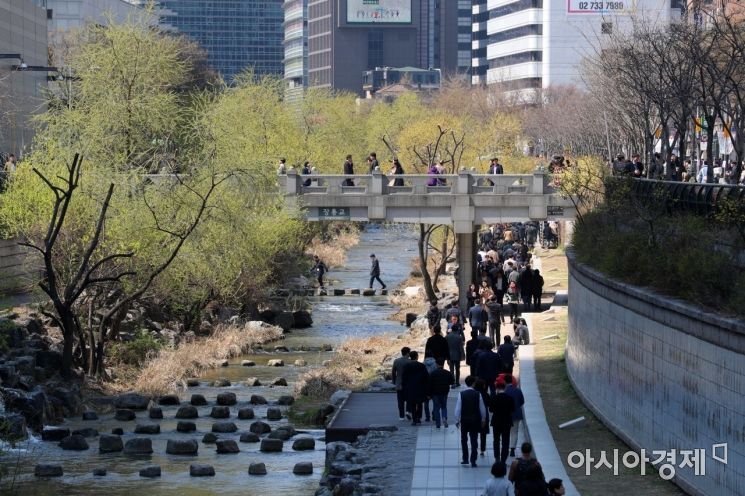 [포토]포근한 봄 날씨에 청계천 산책
