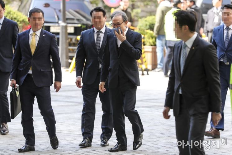 [포토] 고등법원 도착한 이명박 전 대통령