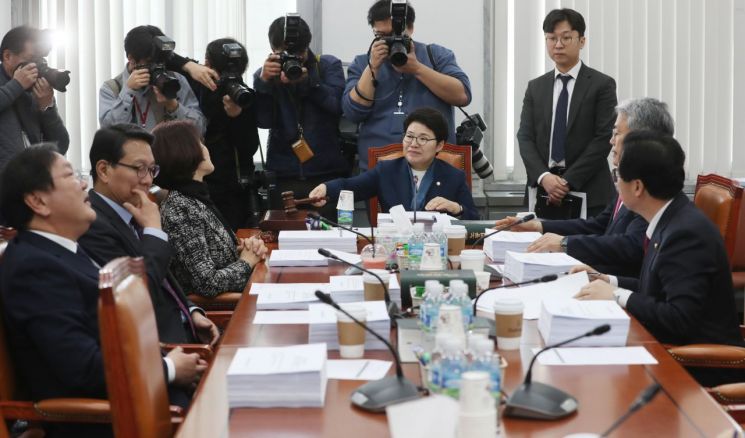 예상깨고 최저임금 심의요청한 고용부…법위반 부담(종합)