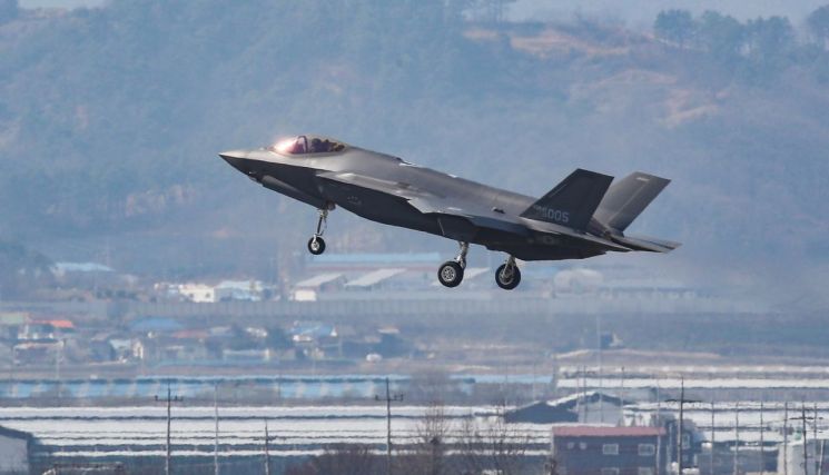 한국의 첫 스텔스 전투기 F-35A가 29일 오후 청주 공군기지에 착륙하고 있다. (사진=연합뉴스)