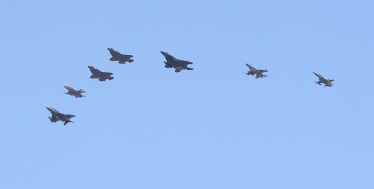 한국의 첫 스텔스 전투기 F-35A(왼쪽에서 세 번째, 네 번째)가 동료 공군기의 엄호를 받으며, 29일 오후 청주 공군기지 상공을 날고 있다. (사진=연합뉴스)