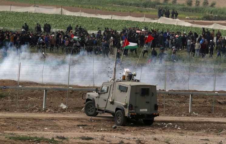 가자지구서 팔레스타인 대규모 시위…"17세 소년 등 4명 사망"