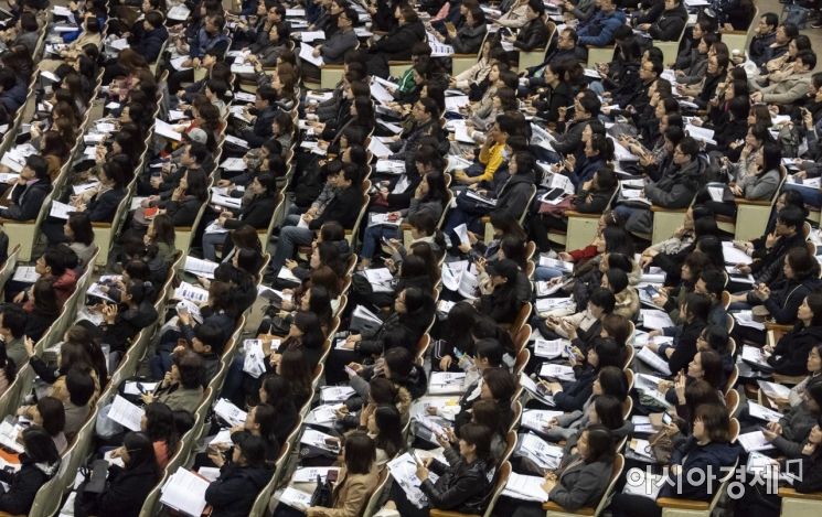 31일 서울 강남구 진선여고 회당기념관에서 열린 '영재학교, 과학고, 자사고, 외고, 국제고, 일반고 진학을 위한 고교 및 대입특별설명회'에 많은 학부모들이  참석해 성황을 이루고 있다./윤동주 기자 doso7@