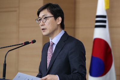 권대영 금융위원회 금융혁신기획단장이 1일 정부서울청사 브리핑룸에서 혁신금융심사위원회 첫 회의 관련 내용을 설명하고 있다. /문호남 기자 munonam@