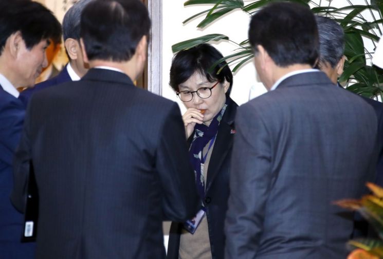 조현옥 청와대 인사수석(가운데)이 1일 오전 청와대 여민관에서 열린 수석·보좌관 회의에 참석해 참모들과 이야기를 나누고 있다. 
사진=연합뉴스