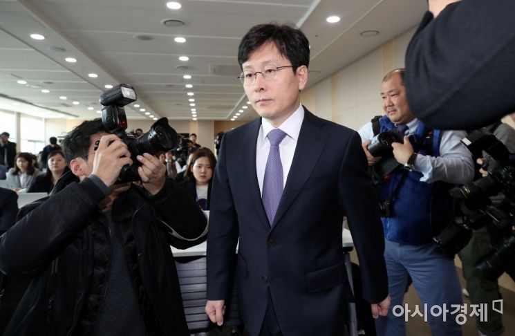 [포토] 간담회장 들어서는 여환섭 수사단장