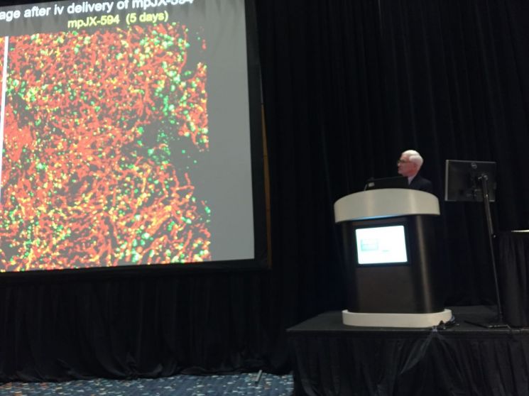 지난달 30일(현지시간) 미국 암학회인 AACR 2019에서 UCSF의 도날드 맥도날드 교수가 '암살상 바이러스의 항암 메커니즘'이라는 주제로 발표하는 모습.(사진제공=신라젠)