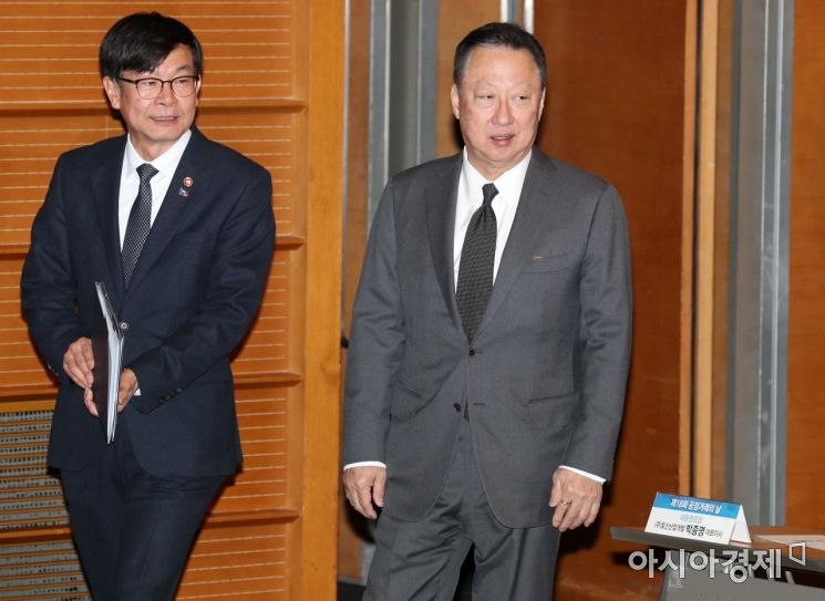 [포토]공정거래의날 기념식 참석하는 김상조·박용만