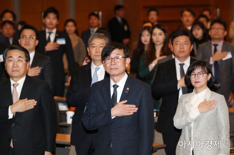 [포토]국기에 대한 경례하는 김상조