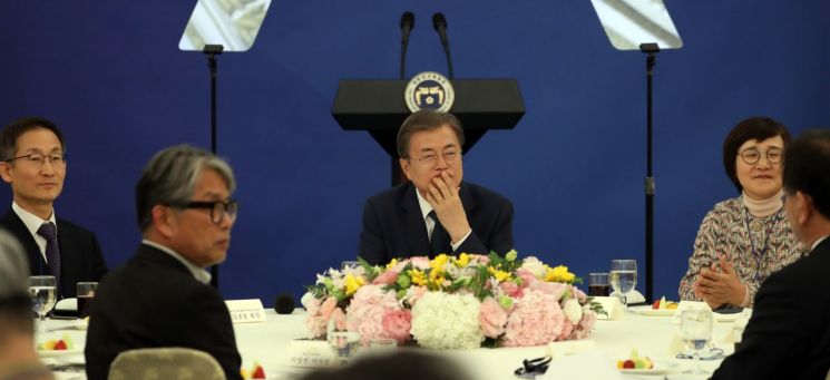 文대통령 만나 울먹인 청년단체 대표 "정부, 청년문제 단편적으로만 다뤄"