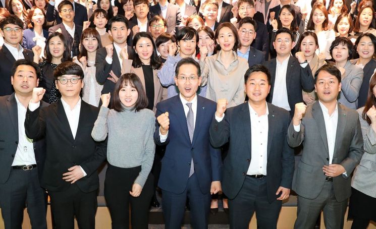 KEB하나은행은 1일 오후 을지로 본점 강당에서 ‘은행장과 함께하는 소통과 공감’ 생방송 간담회를 개최했다. 지성규 KEB하나은행장(사진 맨 앞줄 왼쪽에서 4번째)이 간담회 후, 직원들과 함께 기념촬영하고 있다.
