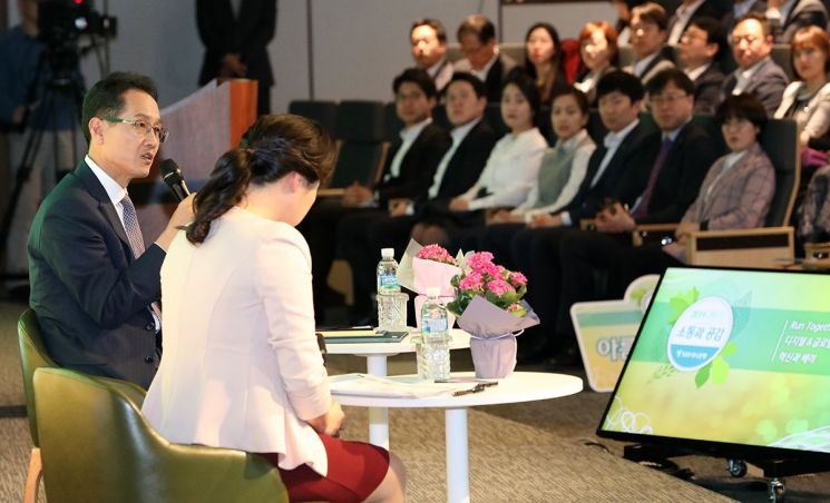 KEB하나은행은 1일 오후 을지로 본점 강당에서 ‘은행장과 함께하는 소통과 공감’ 생방송 간담회를 개최했다. 지성규 KEB하나은행장(사진 맨 왼쪽)이 간담회에서 직원들과 소통하고 있다.