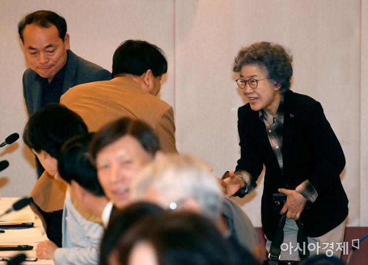 [포토] 참석자들과 인사하는 박은정 권익위원장