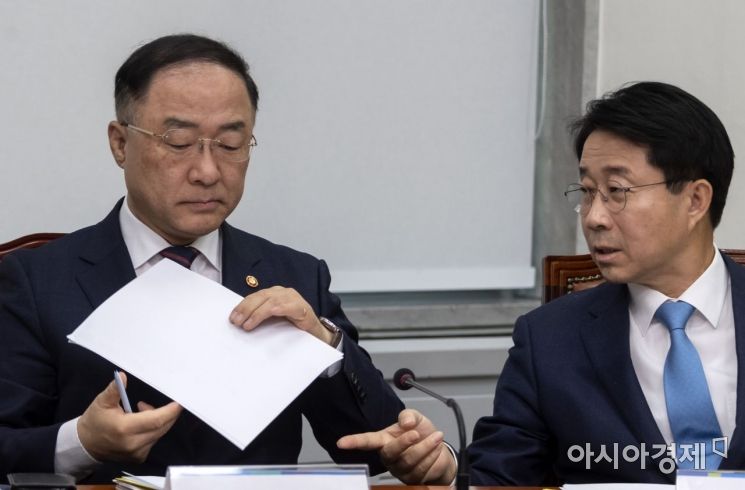 [포토] 이야기 나누는 홍남기 부총리-조정식 의장