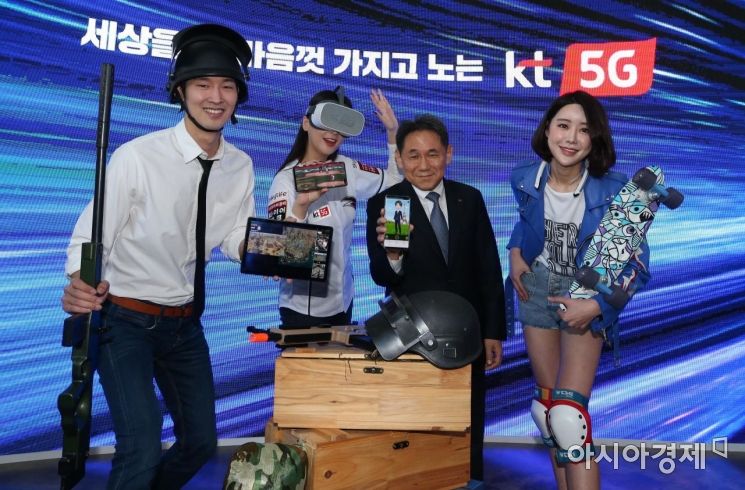 [포토] 5G 콘텐츠 소개하는 이필재 KT 부사장