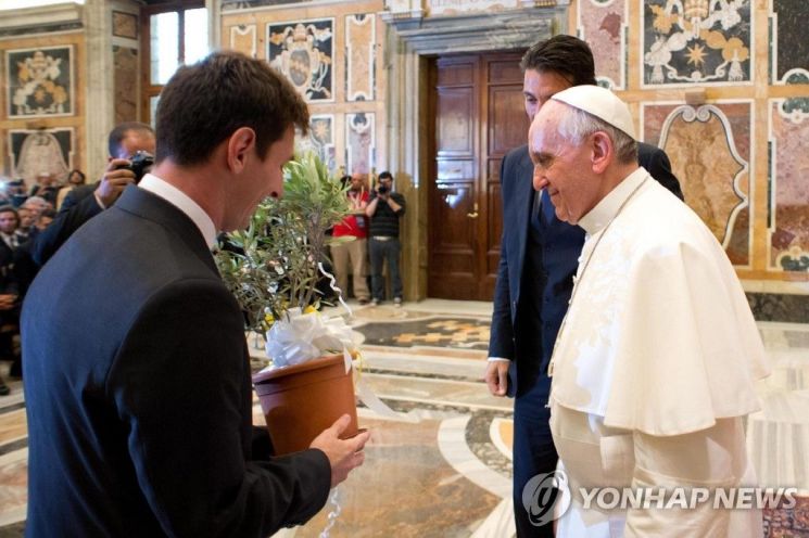 교황 "메시 경기 보는 것 즐겁지만, 그는 신 아냐"