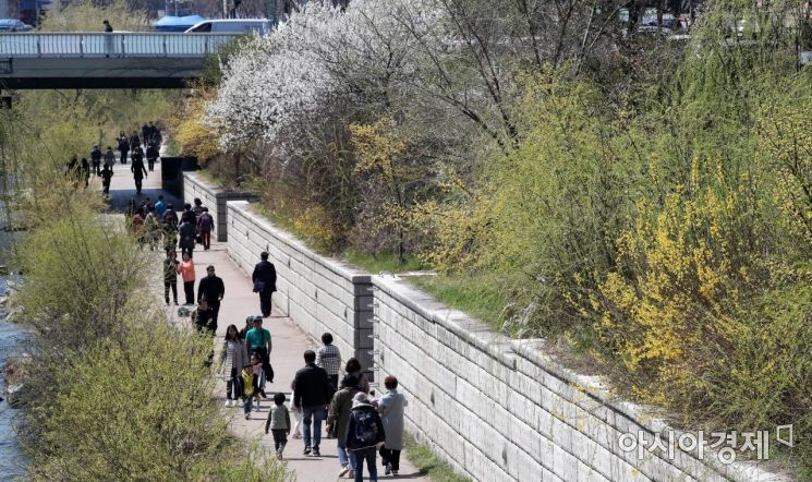[포토] '봄을 걷는 시민들'