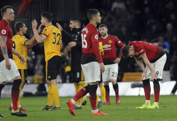 '스몰링 자책골-영 퇴장' 맨유, 울버햄튼에 역전패…솔샤르 체재 전패