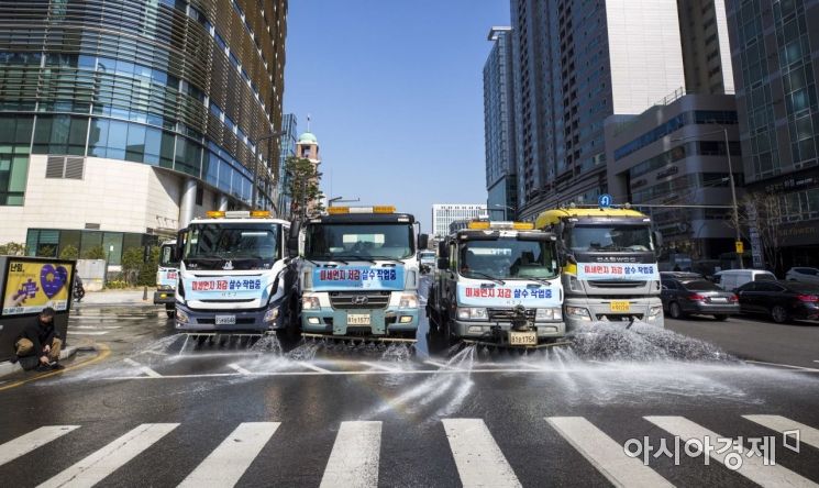 [포토]미세먼지 발생 저감 살수작업
