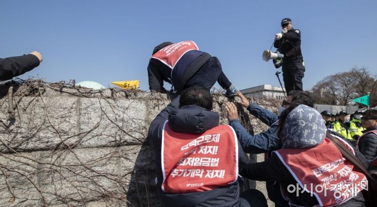 [포토] 국회 담 넘는 민주노총
