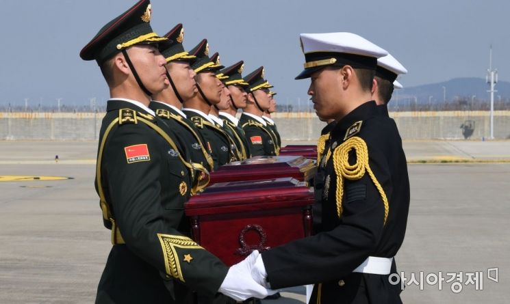 3일 인천국제공항 계류장에서 제6차 중국군 유해 인도식이 거행되고 있다. 이번에 중국으로 인도되는 6.25전쟁 중국군 전사자 유해 10구는 지난해 3월에서 11월까지 비무장지대에서 발굴된 것이다. /공항사진기자단