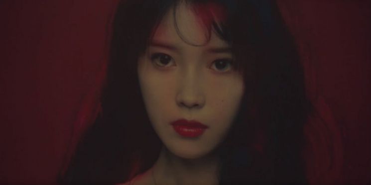 [라임라이트]편견의 구속에서 벗어나는 이지은의 四色 