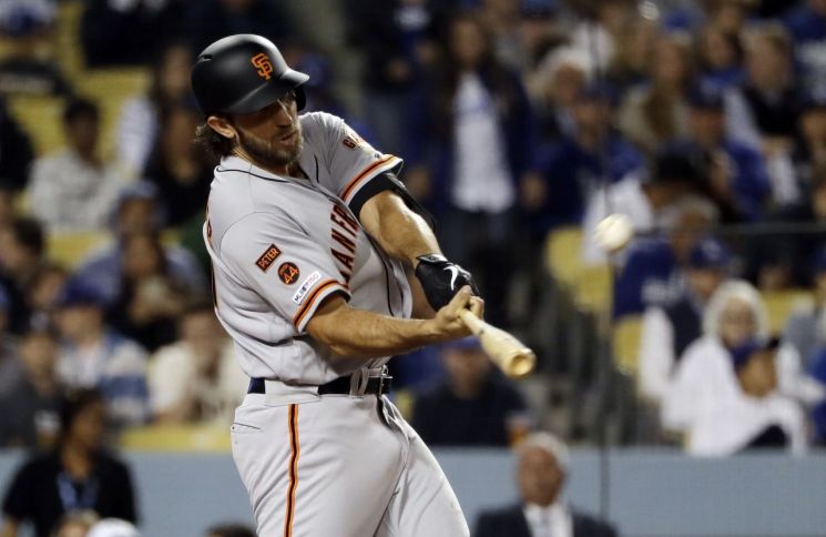 '타자' 범가너, 류현진 상대 투런 '쾅'…'투수' 기록은 0자책 패전