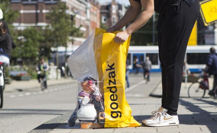 네덜란드에는 속이 보이는 쓰레기봉투가 있습니다. 버려진 것 중 필요한 것은 챙겨가고, 남는 것은 버려집니다. [사진=waarmakers]