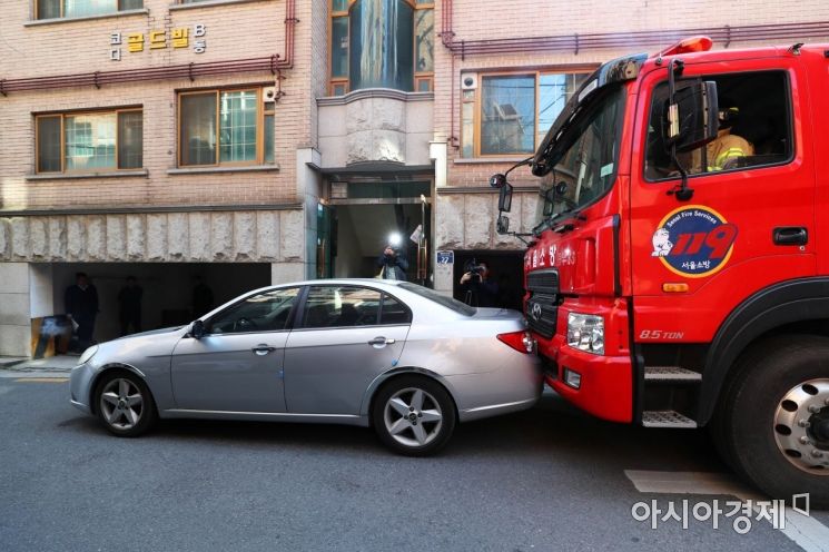 [포토]소방활동 방해하는 주·정차 차량 '강제처분'