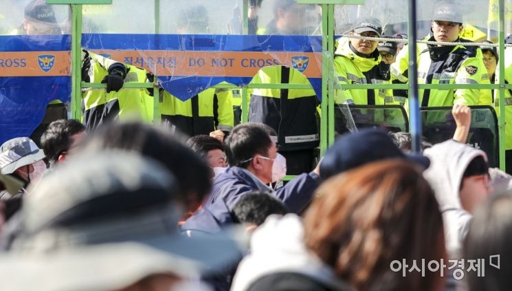 경찰 "과격 시위 민주노총 집회 참가자, 엄정 사법처리 방침"