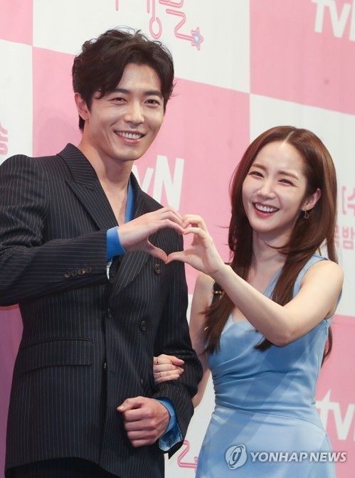 배우 김재욱(좌) 박민영(우) 3일 서울 강남구 논현동 임피리얼 팰리스 서울 호텔에서 열린 tvN 새 수목드라마 그녀의 사생활 제작발표회에서 포즈를 취하고 있다. 사진=연합뉴스