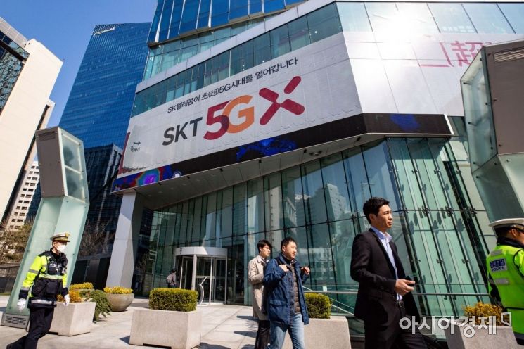 국내 이동통신사들이 세계 최초로 일반용 5G 서비스를 조기 개통한 지난 4일 서울 종로구 SKT건물 외벽에 5G 네트워크 광고가 걸려 있다./강진형 기자aymsdream@