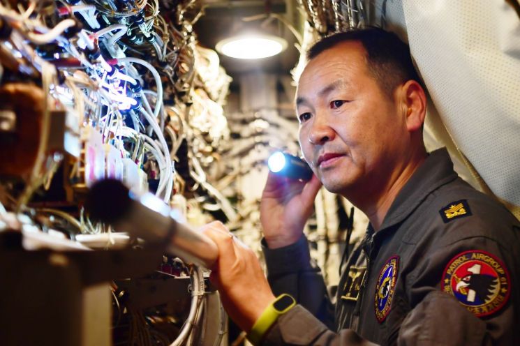 "해상초계기 타고 지구 72바퀴" 8000시간 무사고 승무원 첫 탄생