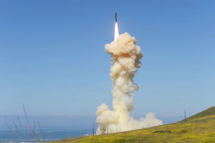 지난달 25일(현지시간) 미국 캘리포니아주 반덴버그 공군기지에서 실험용 지상발사 요격 미사일(GBI)이 화염을 내뿜으며 발사되고 있다. 

 몇초 간격으로 쏴 올려진 2기의 GBI이 날아오는 대륙간탄도미사일(ICBM) 목표물을 완전히 무력화시키는 것으로써, 2017년 5월 성공한 단발 요격 실험과는 차별되는 것. 먼저 발사된 GBI가 목표물로 설정된 탄도미사일을 궤도상에서 1차로 타격하고 난 뒤 두 번째 발사된 GBI는 잔해와 파편을 분석해 치명적인 요소를 파악, 이를 재가격했다. [이미지출처=연합뉴스]