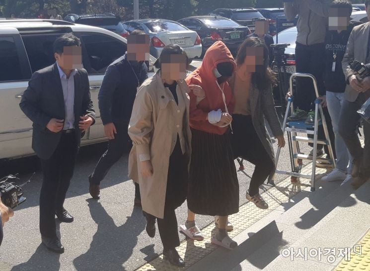 마약 투약 혐의로 경찰 조사를 받고 있는 남양유업 창업주의 외손녀 황하나(31) 씨가 4일 오후 경찰에 체포돼 경기도 수원시 경기남부지방경찰청으로 압송되고 있다.