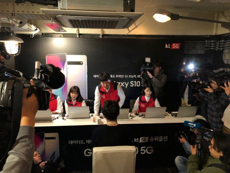 KT는 5일 강남역 인근에 ON식당을 열고 5G 정식 개통을 시작했다. 일반인 1호 개통자이자 이날 행사의 경품 1등 당첨자인 오원창 씨가 삼성전자의 갤럭시S10 5G를 개통하고 있다.