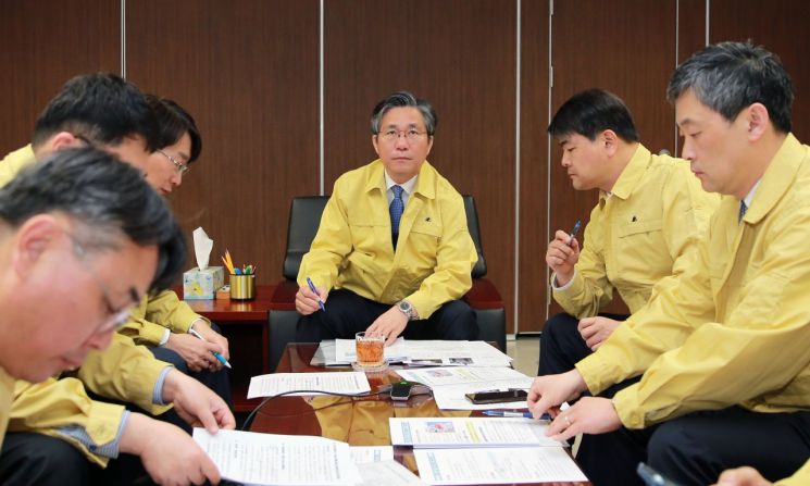 성윤모 산업통상자원부 장관(가운데)이 5일 서울 상공회의소에서 강원도 산불관련 유관기관 긴급대책 회의를 주재하고 있다.