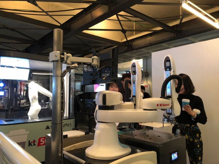 KT의 5G 행사에서는 5G 커피로봇(왼쪽)과 5G 초상화 로봇(오른쪽) 등 다양한 5G를 활용한 아이템을 살펴볼 수 있다.