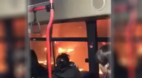 4일 강원도 고성에서 발생한 산불 현장을 주민들이 버스를 타고 지나가며 보고 있다. 사진=트위터(rY4rrY****) 캡처