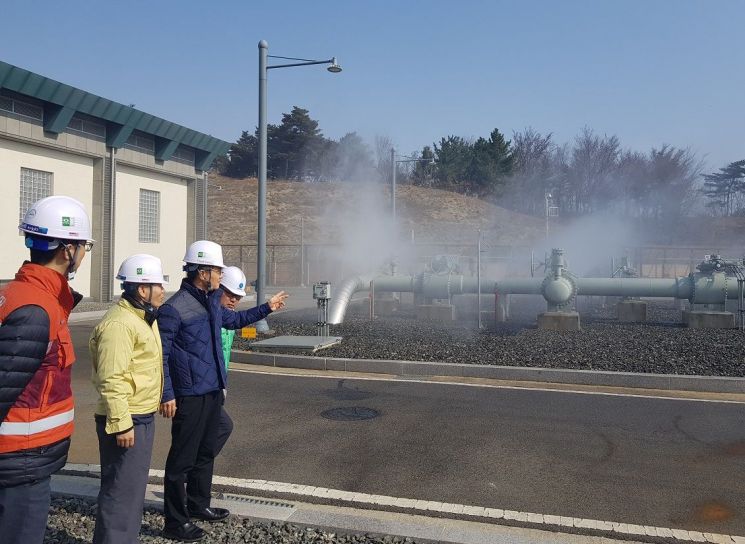 김영두 사장 직무대리(사진 왼쪽 세 번째)가 공급관리소 내 살수설비 방수조치 현장을 점검하고 있다.