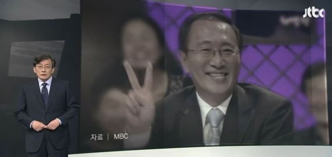 4일 손석희 JTBC '뉴스룸' 앵커가 '앵커브리핑'을 통해 고(故) 노회찬 정의당 의원을 언급하고 있다.사진=JTBC '뉴스룸' 화면 캡처