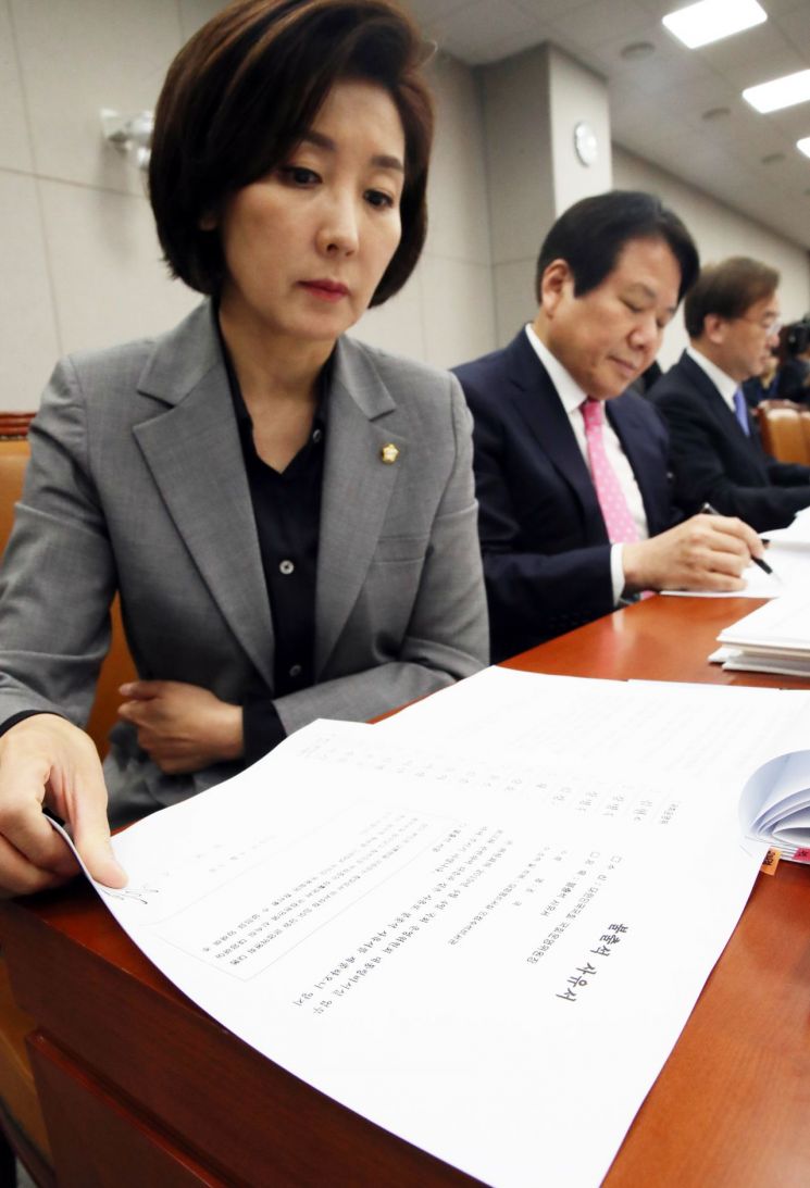산불로 국민 사망할때까지..."질문해야 한다"며 안보실장 붙잡은 한국당